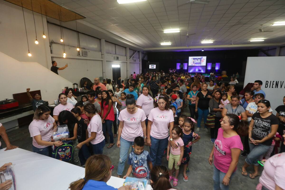 Apoyan con útiles escolares a decenas de familias cachanillas