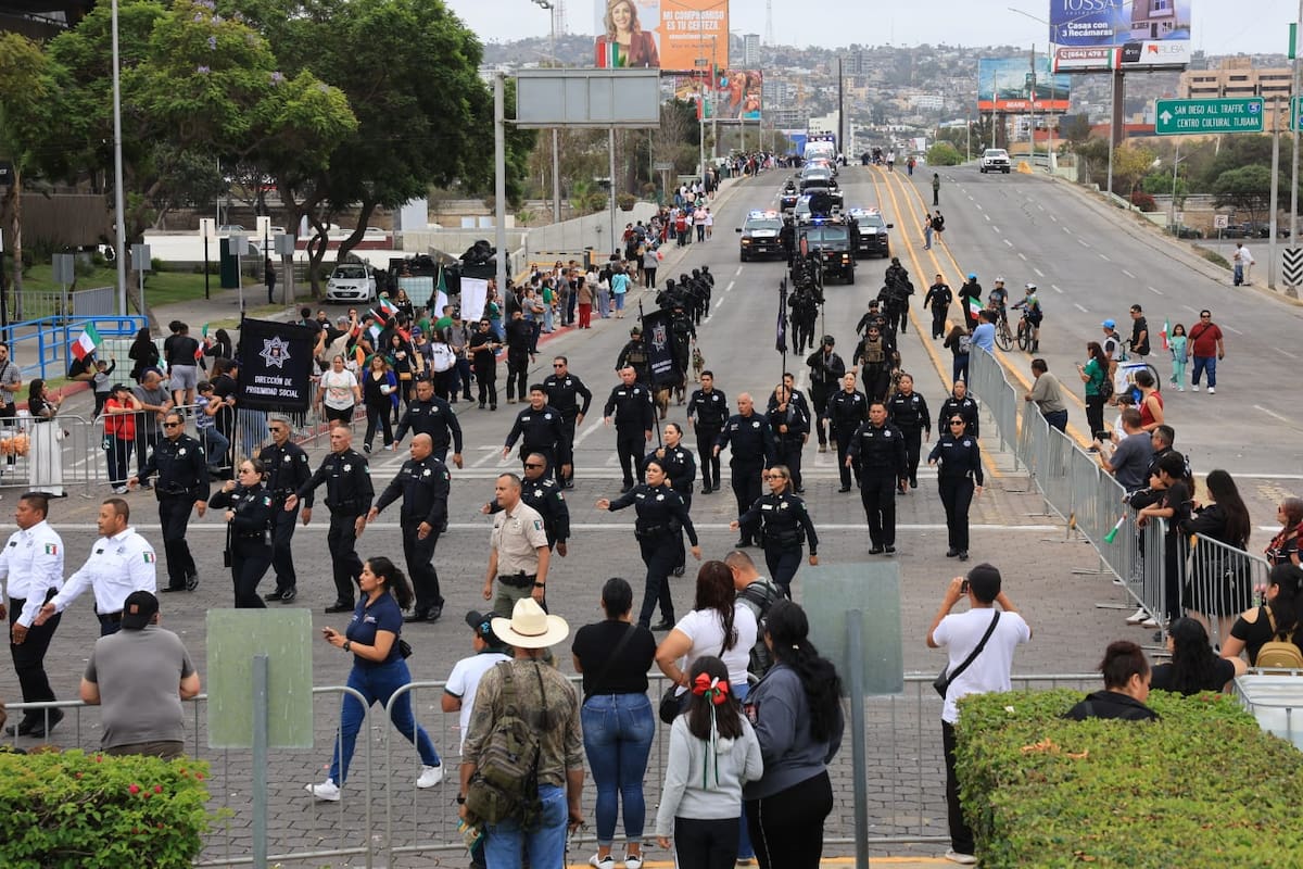 Familias acudieron desde temprano a Paseo del Centenario para presenciar el desfile del 16 de septiembre. Foto: Sergio Ortiz