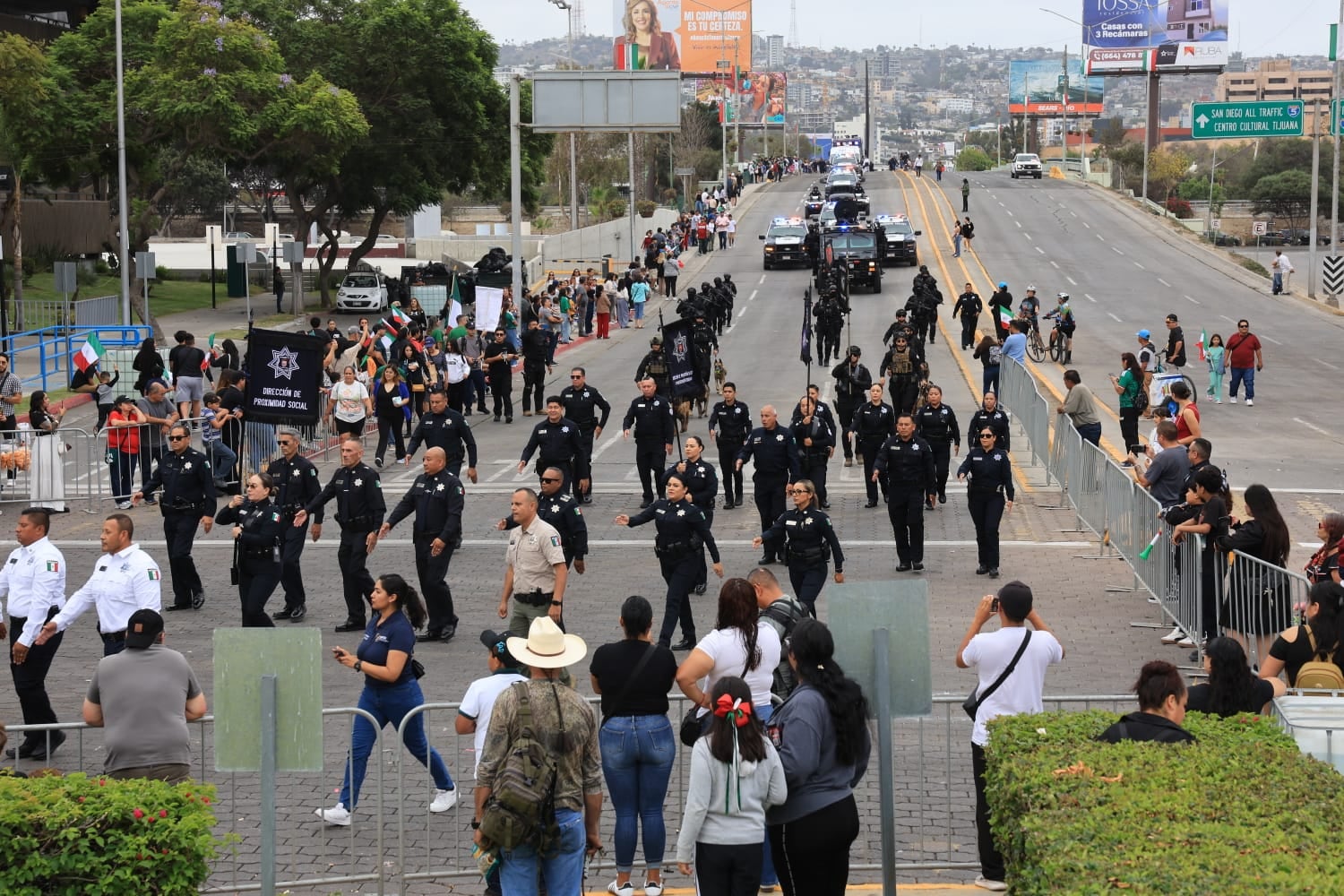 Familias acudieron desde temprano a Paseo del Centenario para presenciar el desfile del 16 de septiembre. Foto: Sergio Ortiz