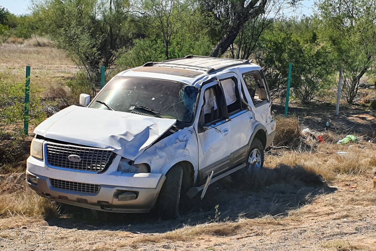Persecución armada rumbo a Kino deja volcadura de auto; conductor está ileso