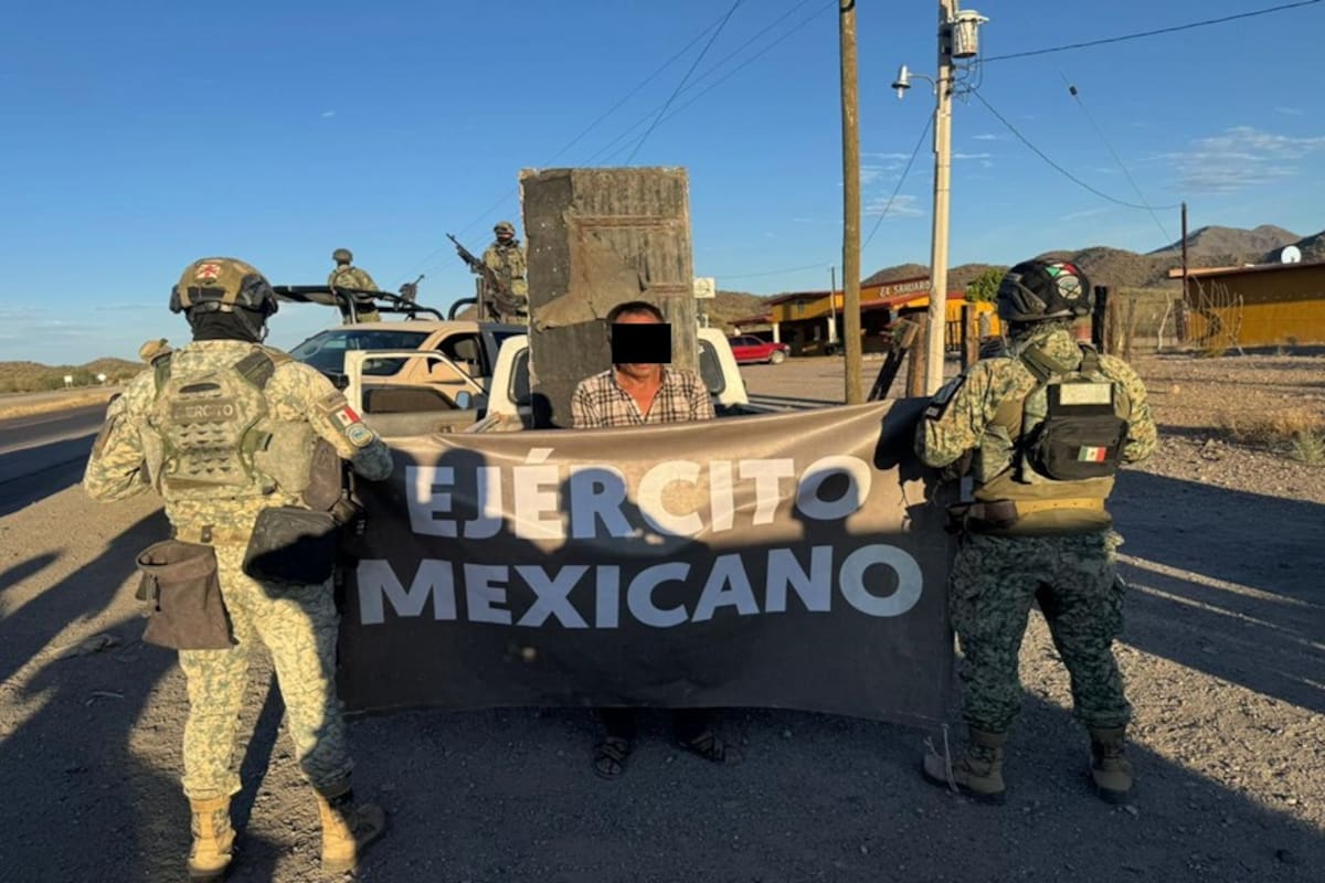 Detienen en Altar a hombre con arsenal oculto en compartimento oculto de pickup