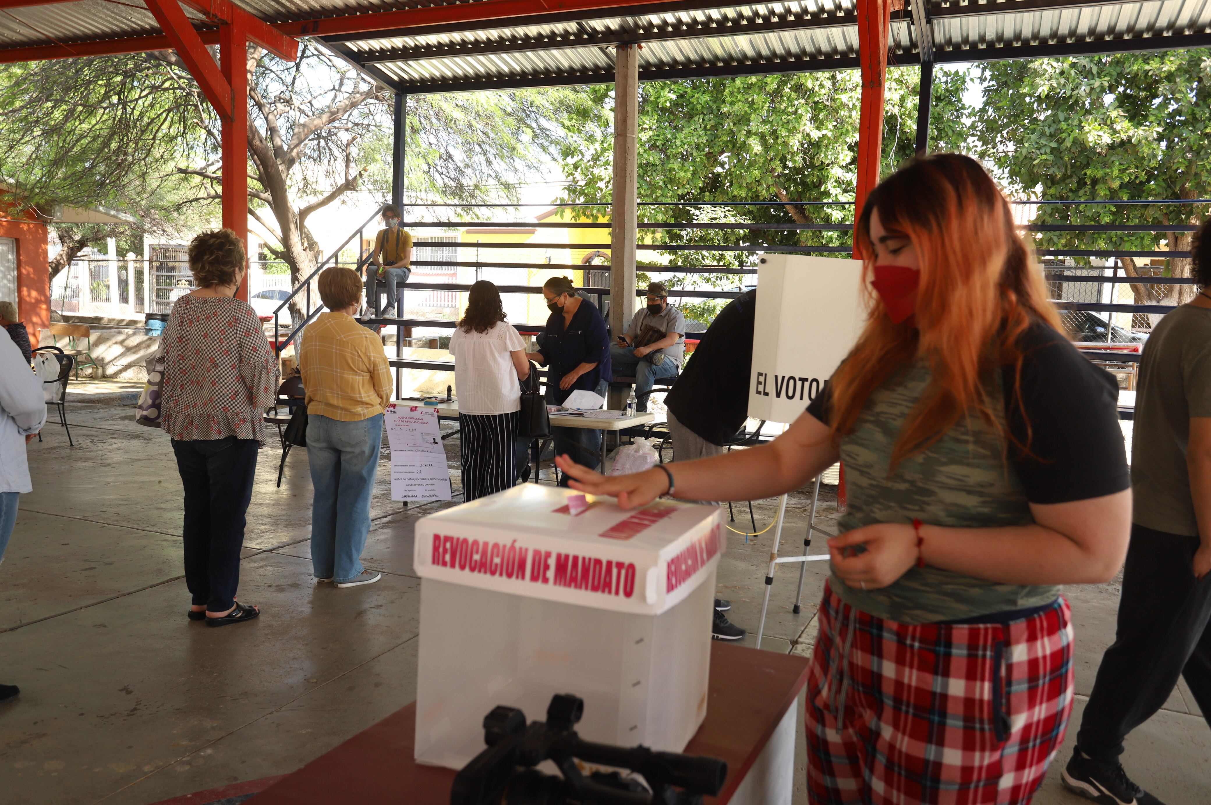 Una joven mujer deposita su voto en una urna durante la votación de Revocación de Mandato convocada por AMLO en 2022. | Teodoro Borbón