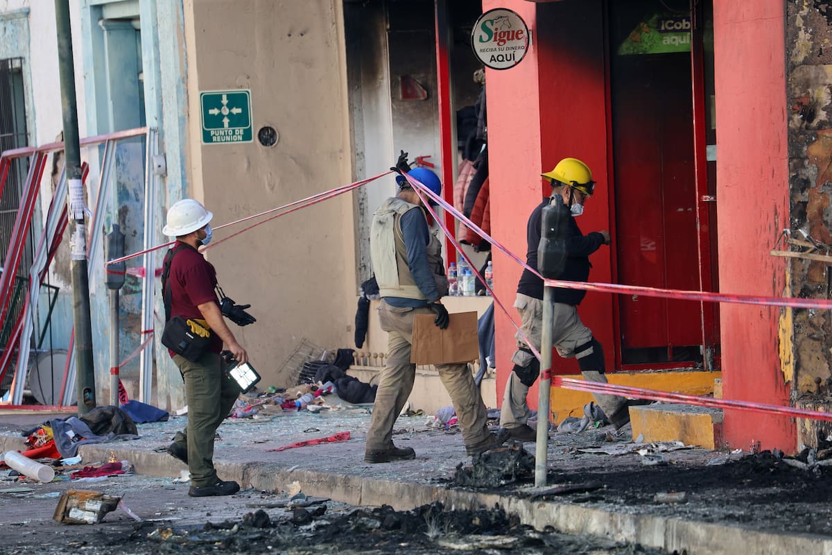 Un día después del incendio continuaron los trabajos de Servicios Periciales. FOTO: JULIÁN ORTEGA
