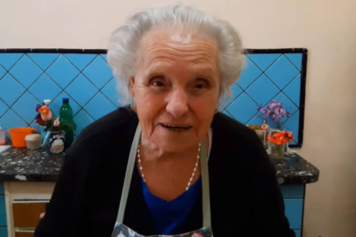 Abre abuelita italiana su canal de recetas en YouTube