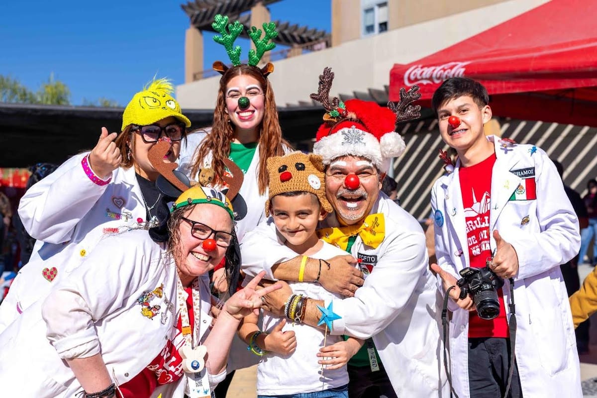 El Fraile y el exjugador Carlos Hernández visitaron el Hospital Infantil de las Californias para sorprender a más de 500 pacientes y sus familias. Fotos: Cortesia