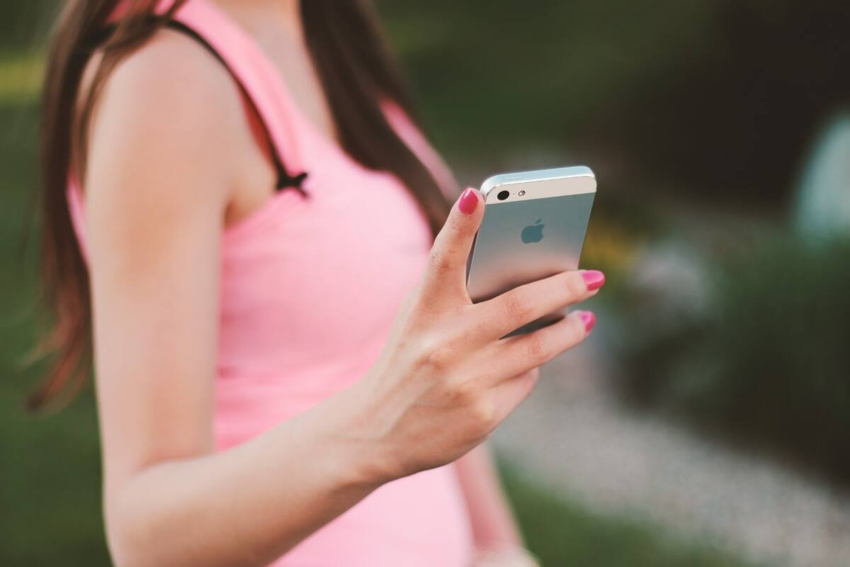 Niño pide prestado celular a una mujer y le roba 3 mil 800 dólares desde servicio de pago en línea