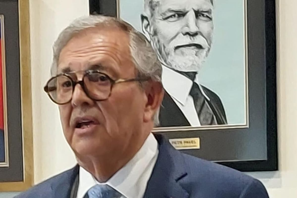 Aconseja cónsul de República Checa a la SEP actualizar programas de idiomas y tecnología