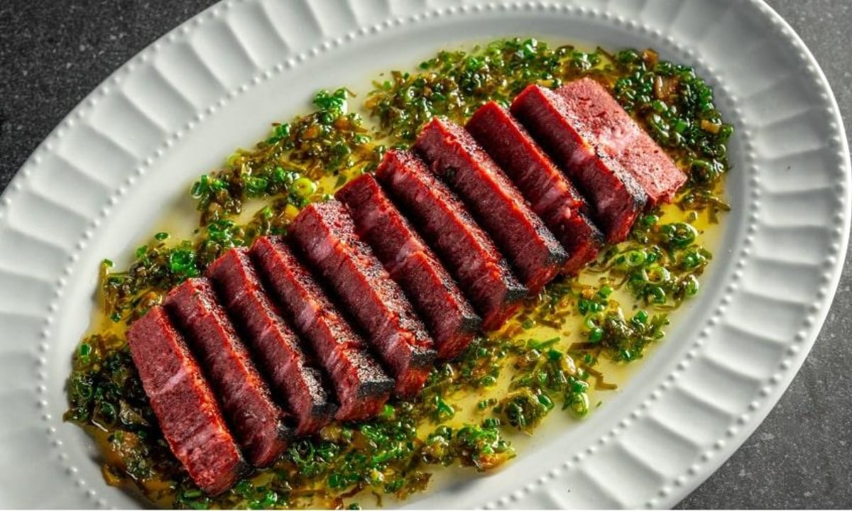 El bistec vegetal marmoleado de Perfecta busca reproducir la apariencia y la textura de un corte de carne de res mediante ingredientes de origen vegetal. (steakholderfoods)