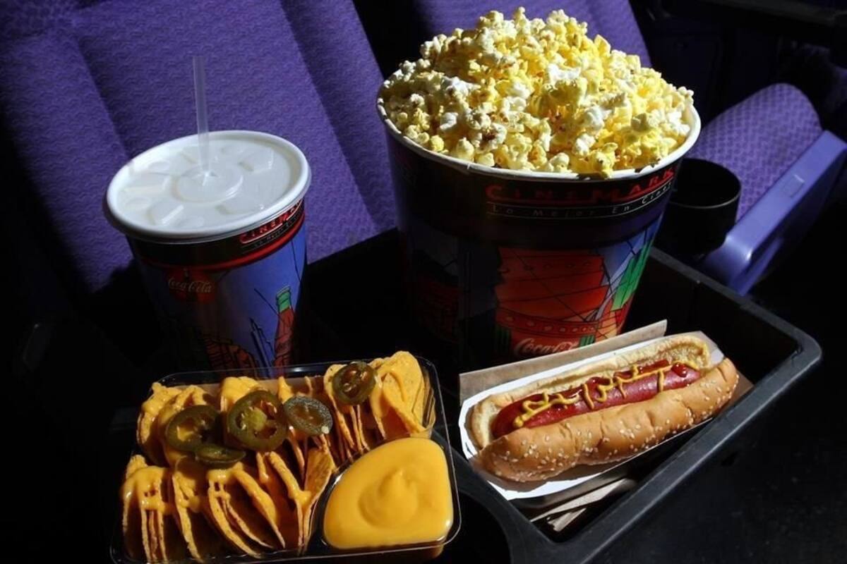 VIDEO: Joven se intoxica después de comer hot dog y palomitas en el cine: su experiencia viraliza en redes