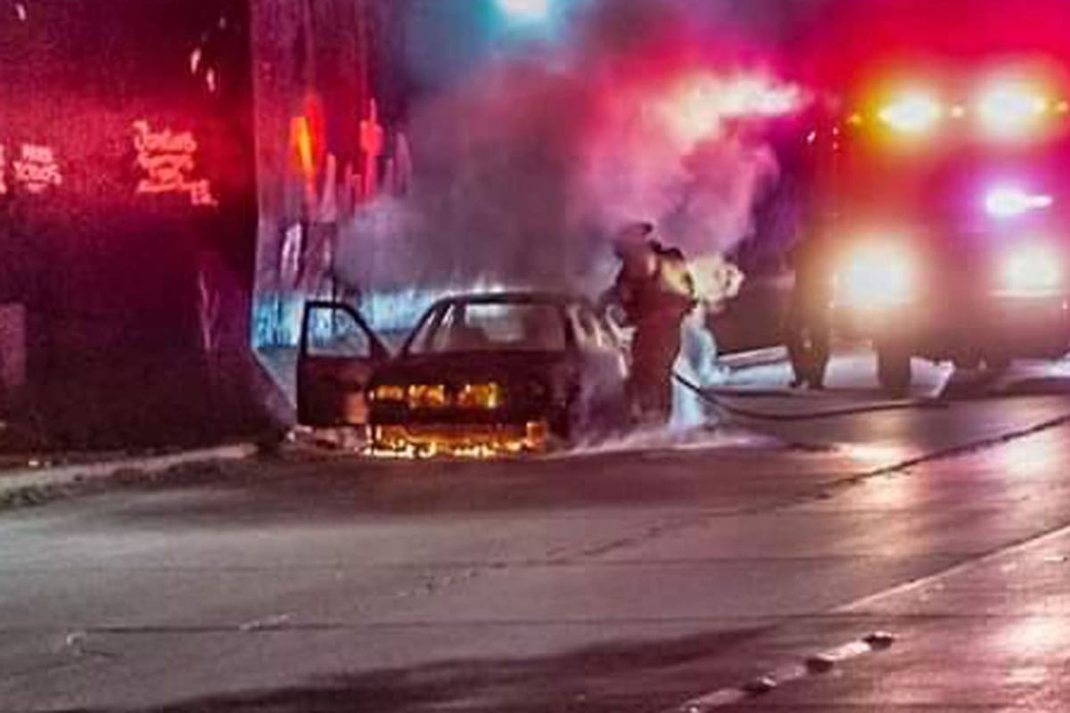 Abandonan auto en llamas con ‘narcomanta’ sobre Libramiento Rosas Magallón