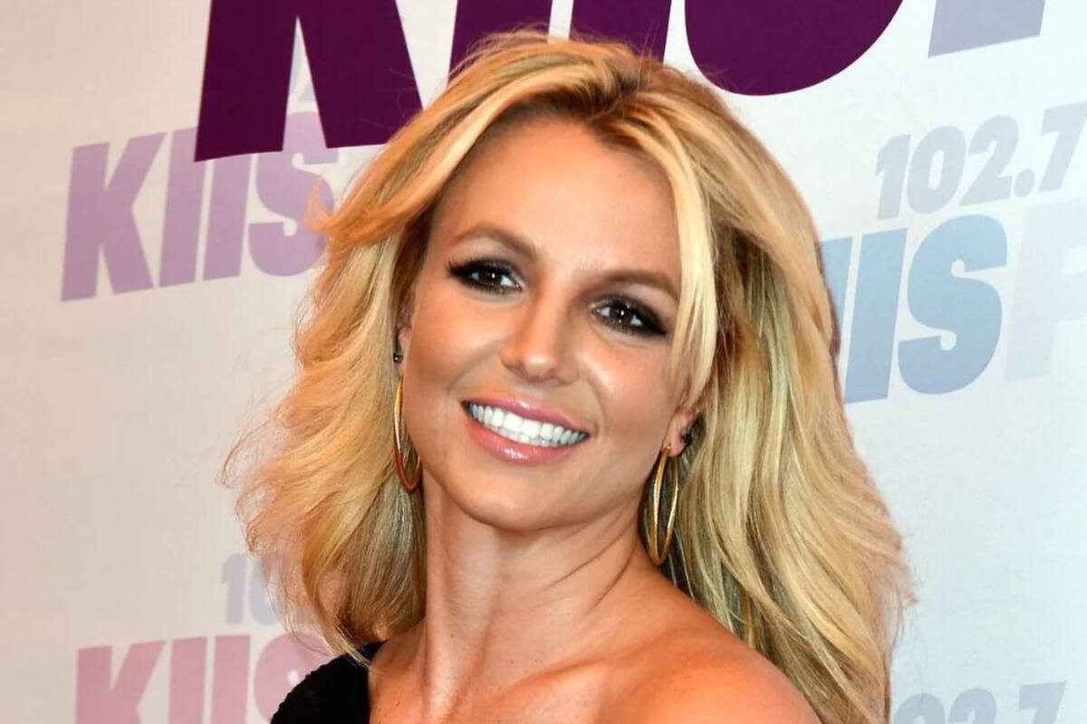 Britney Spears regresa a México cargando un muñeco como si fuera un bebé