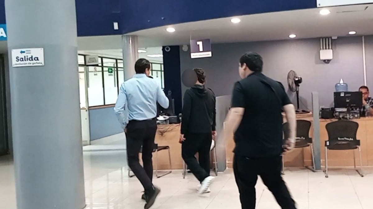 Cantante de corridos se presenta al MP de Jalisco; lo investigan por apología del delito tras presentación en Fiestas de Octubre