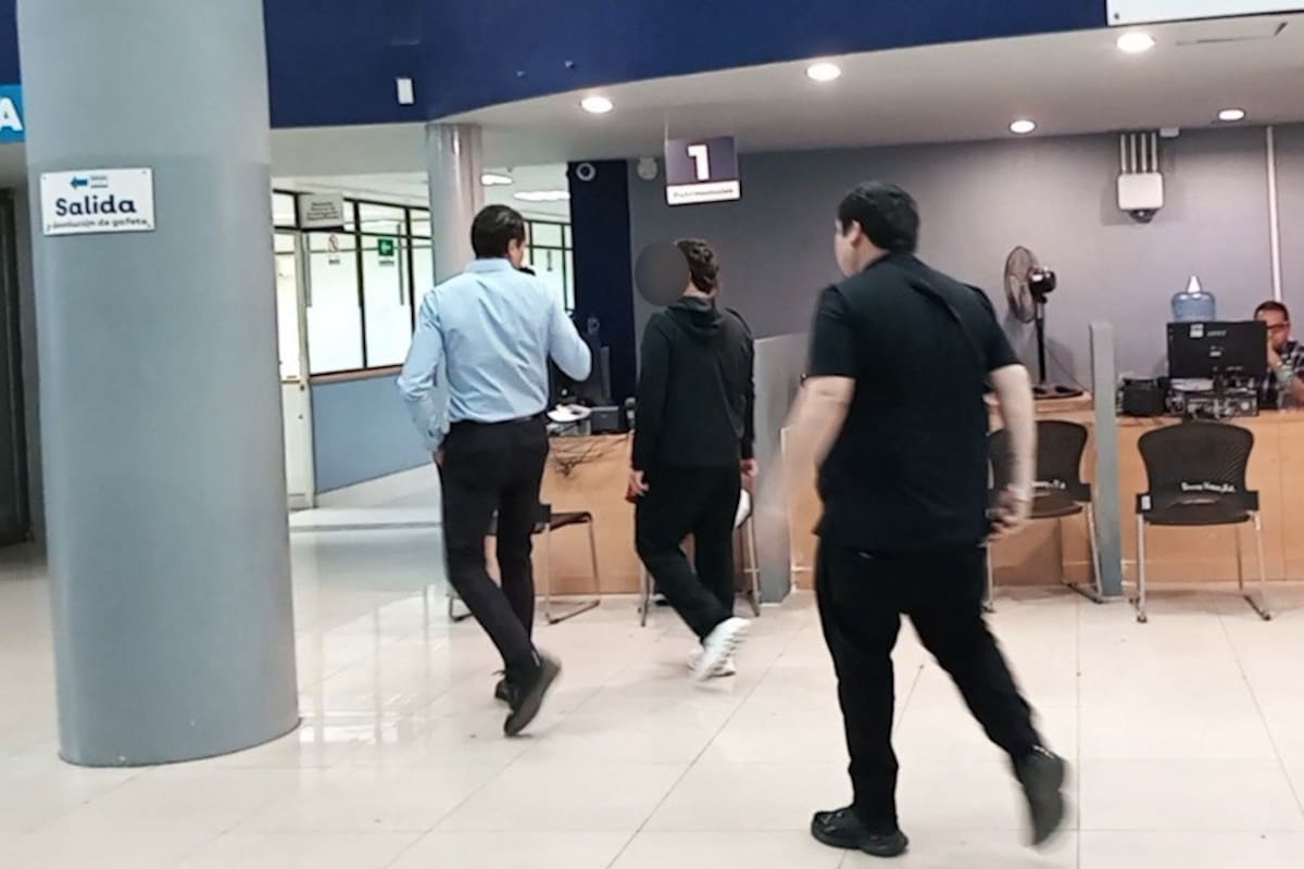 Cantante de corridos se presenta al MP de Jalisco; lo investigan por apología del delito tras presentación en Fiestas de Octubre