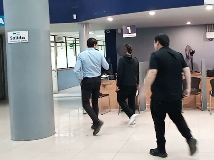 Cantante de corridos se presenta al MP de Jalisco; lo investigan por apología del delito tras presentación en Fiestas de Octubre