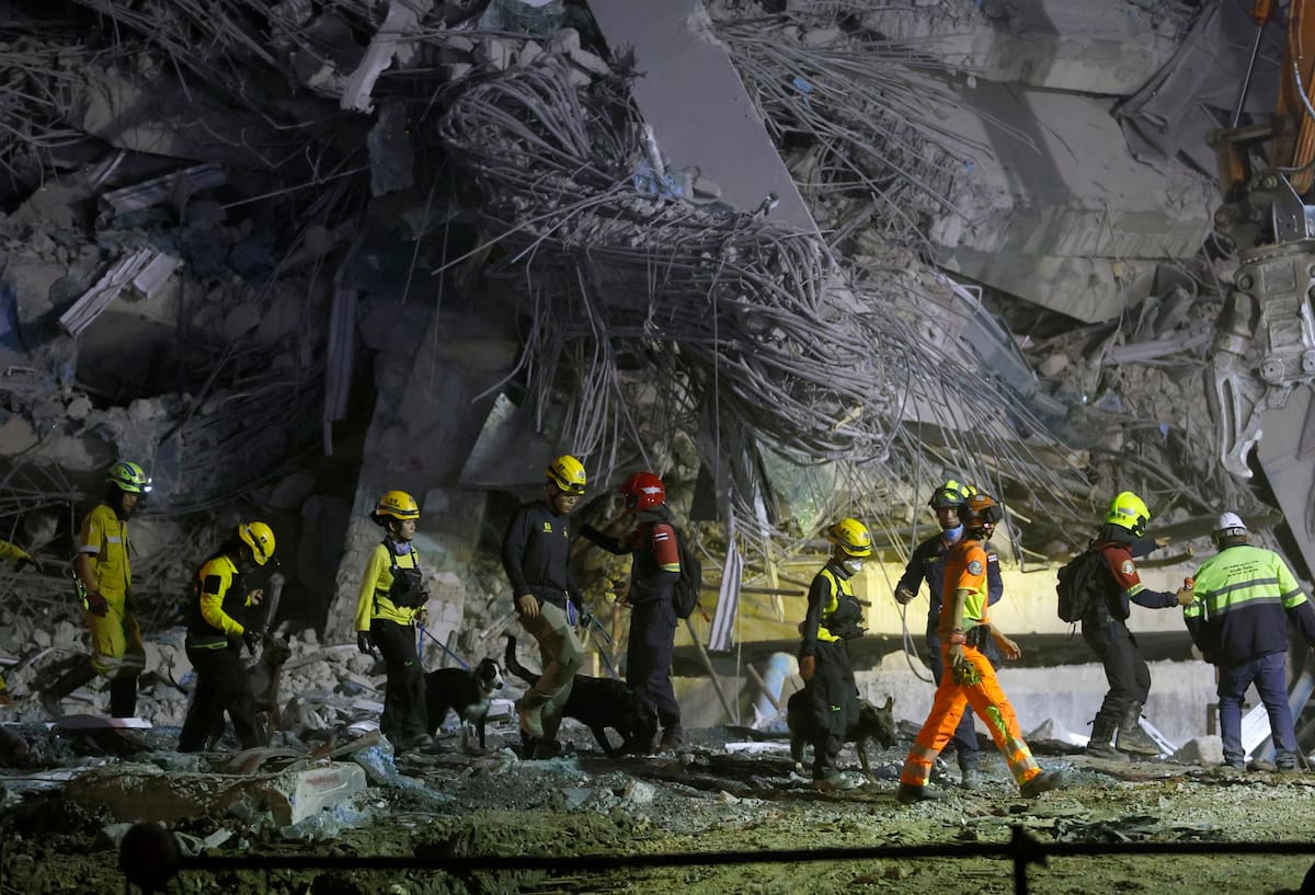 "Llevamos más gente al cementerio que al hospital": rescatistas en Birmania.