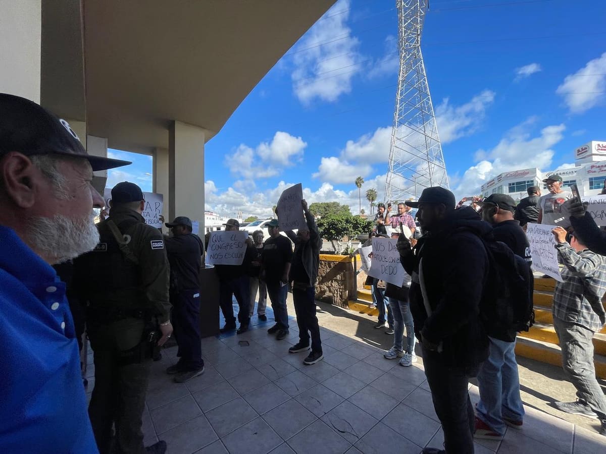 Protestan en Rosarito contra alzas de hasta 200% en el Impuesto Predial y bloqueo de acceso al palacio municipal. Foto: Carmen Gutiérrez
