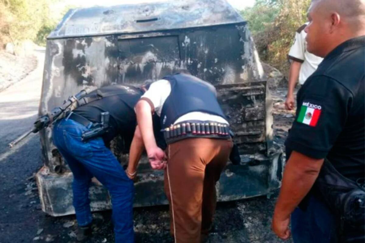4.5 millones de pesos se queman en incendio de camioneta de valores en Oaxaca