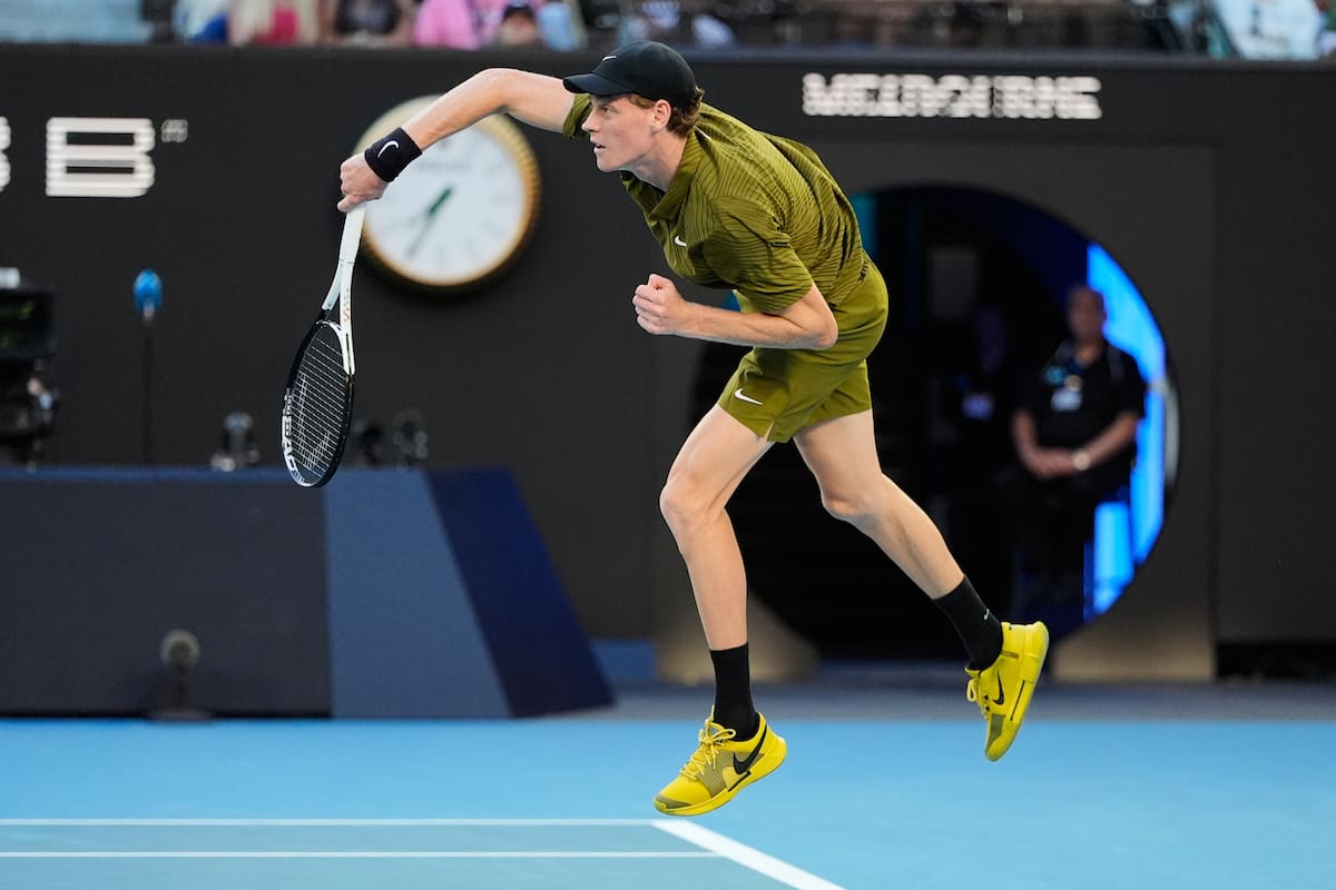 Jannik Sinner inicia con victoria su defensa por el título en el Abierto de Australia