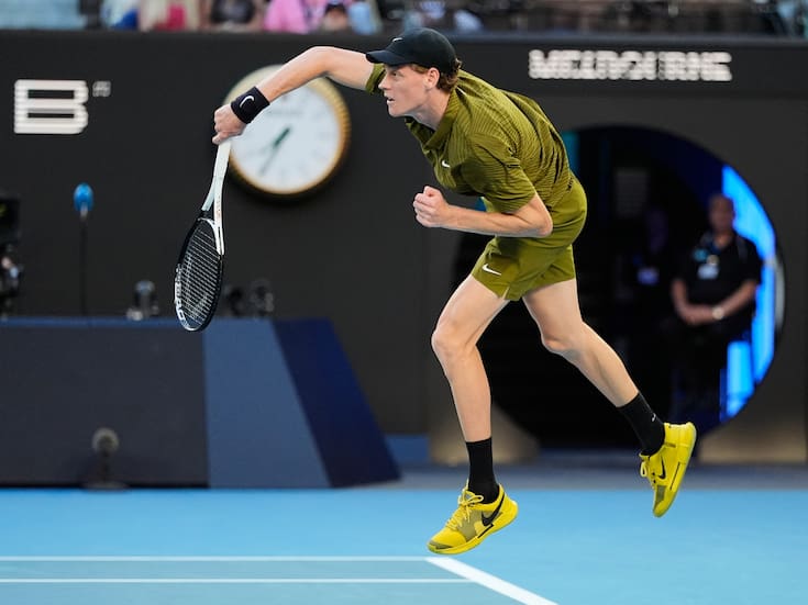 Jannik Sinner inicia con victoria su defensa por el título en el Abierto de Australia
