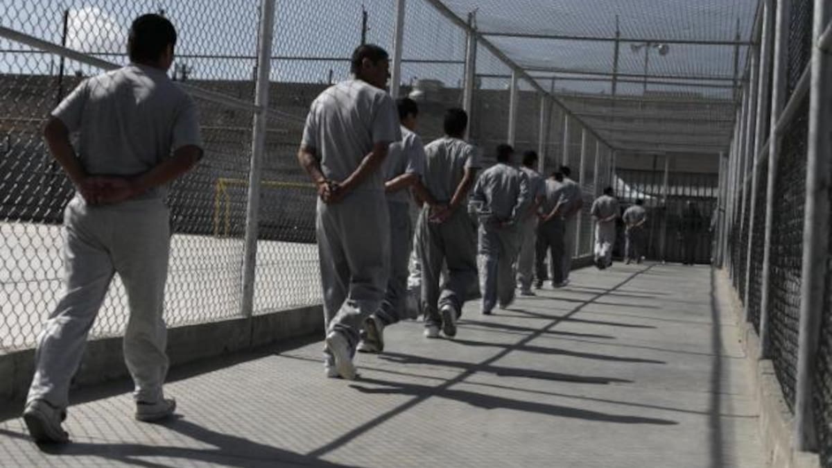 Estados Unidos transfirió a 14 mexicanos condenados por drogas y armas, continuarán sus sentencias en México conforme al tratado bilateral, tres estadounidenses también fueron regresados a su país para seguir en prisión