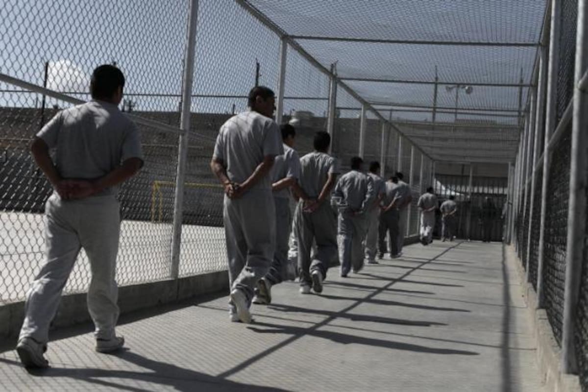 Estados Unidos transfirió a 14 mexicanos condenados por drogas y armas, continuarán sus sentencias en México conforme al tratado bilateral, tres estadounidenses también fueron regresados a su país para seguir en prisión