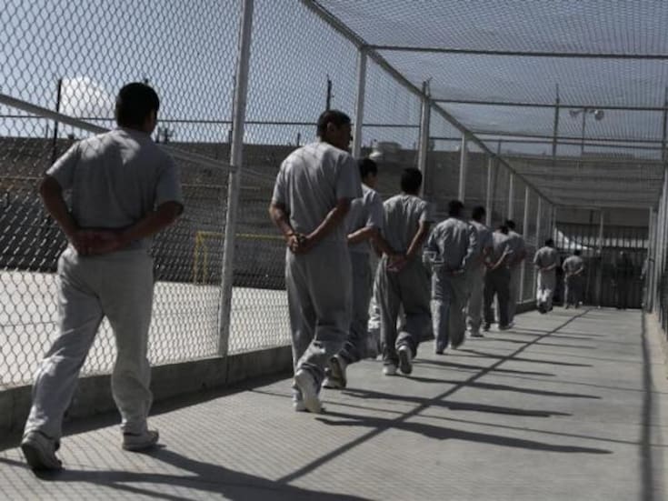 Estados Unidos transfirió a 14 mexicanos condenados por drogas y armas, continuarán sus sentencias en México conforme al tratado bilateral, tres estadounidenses también fueron regresados a su país para seguir en prisión