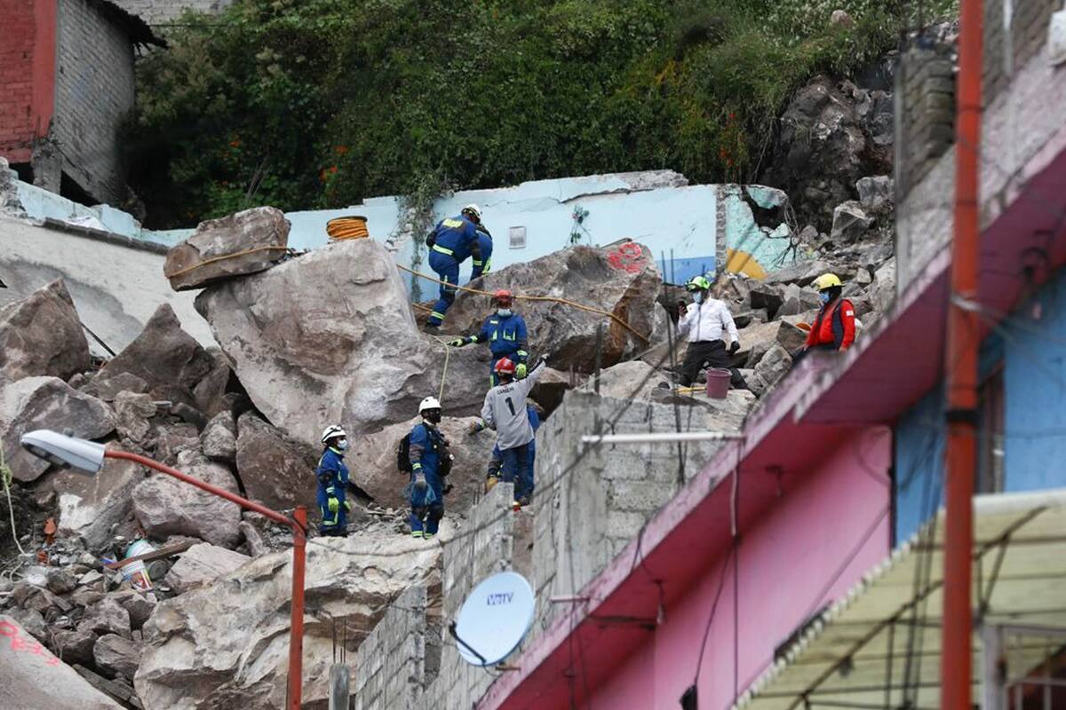 EUM20210912SOC12.JPG
TLANEPANTLA, Méx., Accident7Accidente/Chiquihuite.- Continúa la labor de búsqueda y rescate de las personas que quedaron sepultadas tras el derrumbe sobre varias casas en el cerro del Chiquihuite. Por otro lado decenas de personas sacan sus cosas luego de que el gobierno mexiquense anunció que deben desalojarse 127 casas que se encuentran en peligro por otro colapsó. Domingo 12 de septiembre de 2021. Foto: Agencia EL UNIVERSAL/Diego Simón Sánchez/RDB.