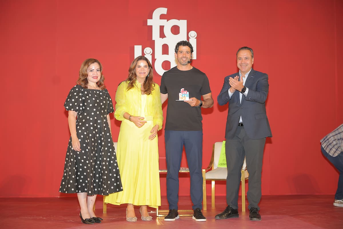 Oso Trava recibe reconocimiento del alcalde Antonio Astiazaran y su esposa Patricia Ruibal, presidenta del DIF municipal, así como Madeleine Bonnafoux directora del DIF. FOTO: ELEAZAR ESCOBAR