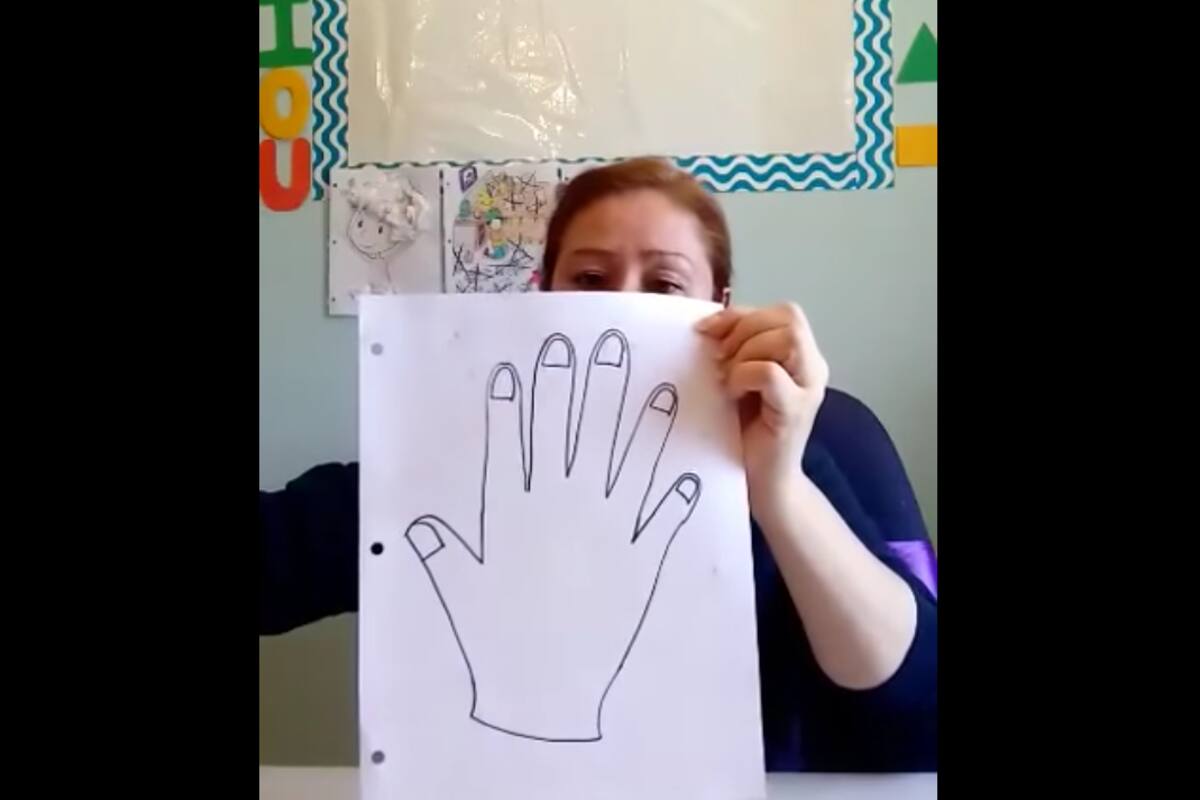Maestra enseña a contar con seis dedos en una mano