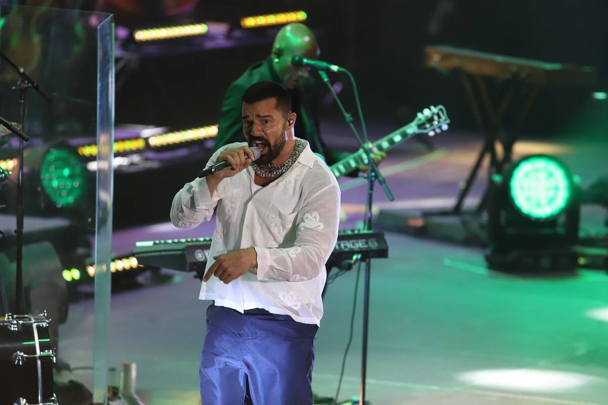 El cantante cambió de vestuario luciendo una camisa blanca y grandes collares de cadena.