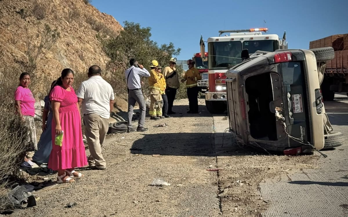 Una camioneta Ford Explorer terminó volcada sobre el bulevar 2000. Foto: Border Zoom