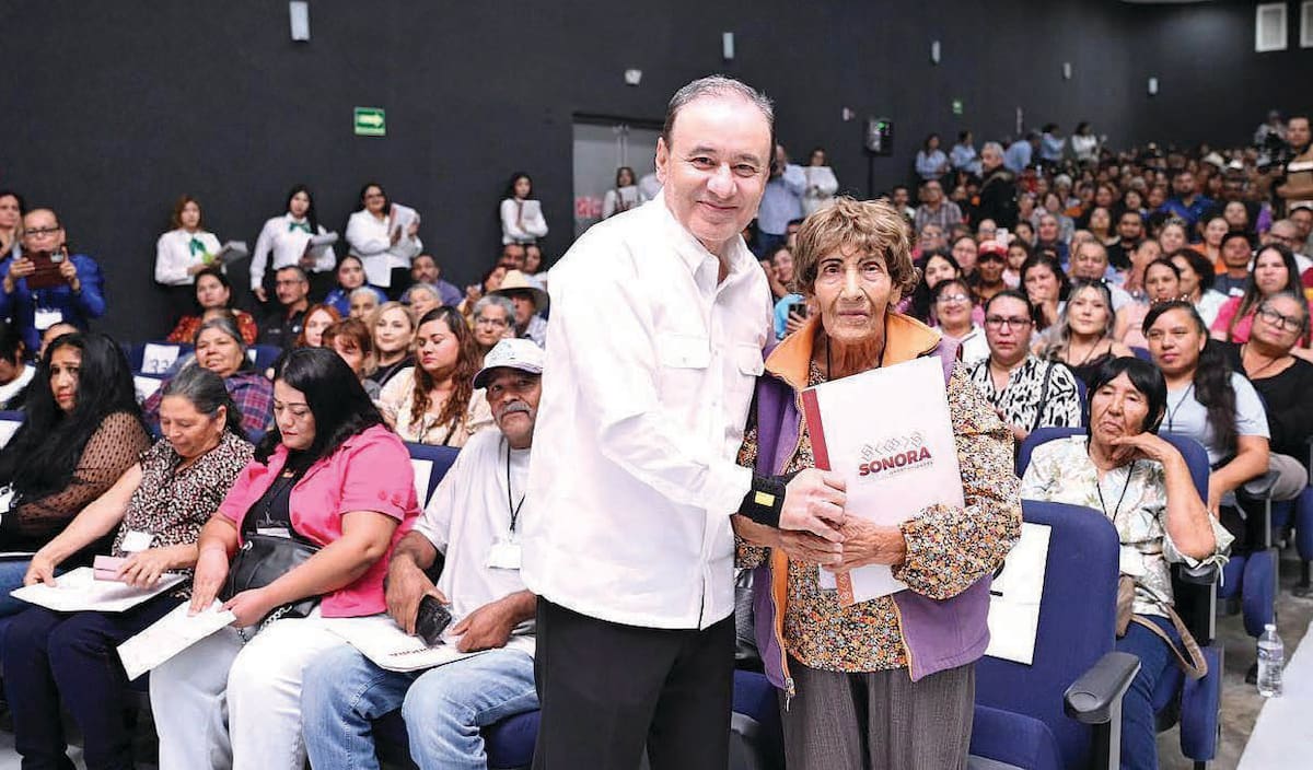 El gobernador Alfonso Durazo entregó escrituras a familias de Caborca como parte de una gira por el Norte del Estado. FOTO: ESPECIAL