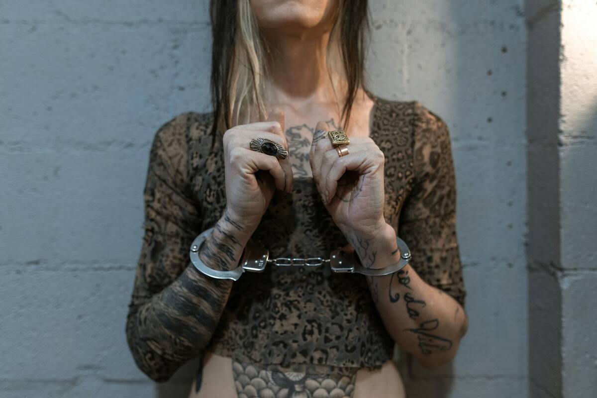 Madre acusada de prostituir a su hija de 12 años para pagar la renta