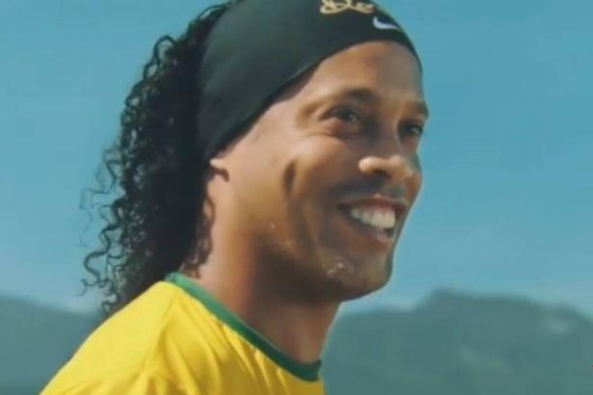 VIDEO: Desde prisión, Ronaldinho presenta a su nuevo compañero de equipo