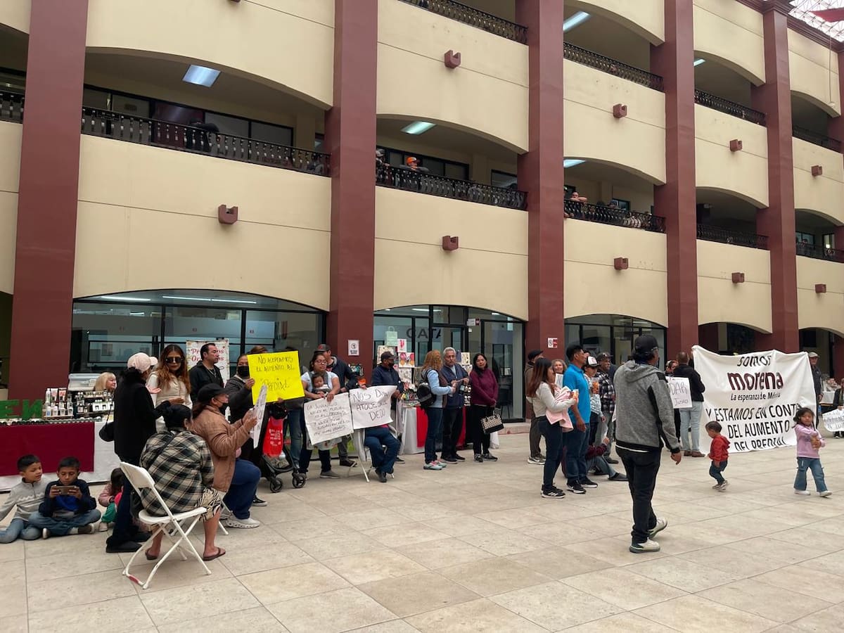Protestas ciudadanas contra el aumento al predial y paro de trabajadores de Obras Públicas frenan actividades en el Palacio Municipal de Rosarito. Foto: Carmen Gutiérrez