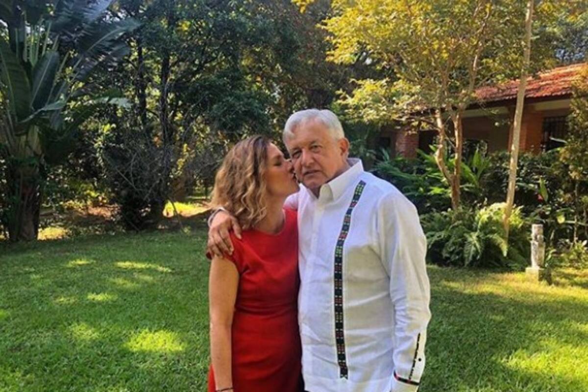 VIDEO: ¿Celos? Beatriz Gutiérrez separa a diputada que le habla casi al oído a AMLO