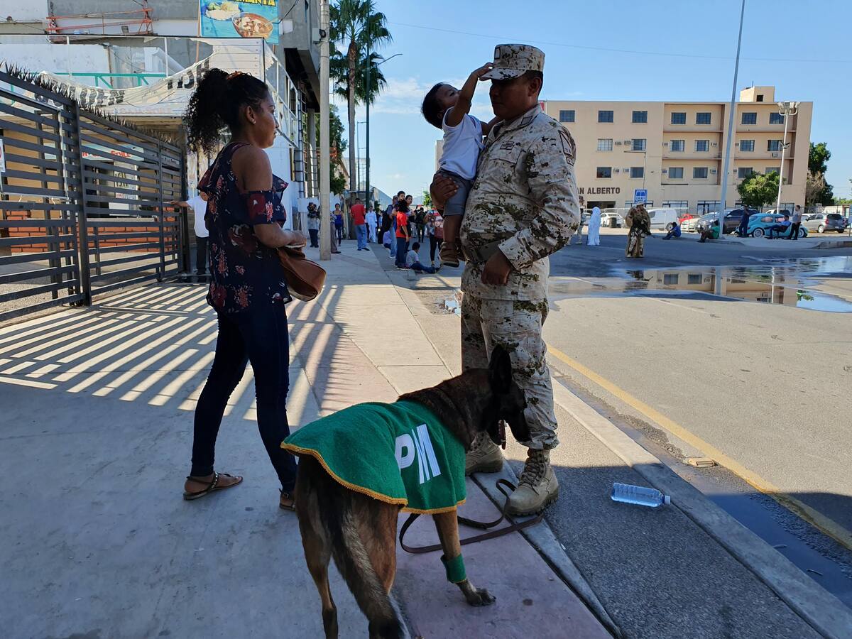 Los elementos del Ejército, previo al inicio del desfile, estuvieron acompañados por sus familiares y amigos.