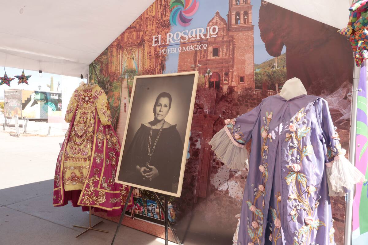 El stand de Rosario Sinaloa lleva orgullosamente una prenda de Lola Beltrán.