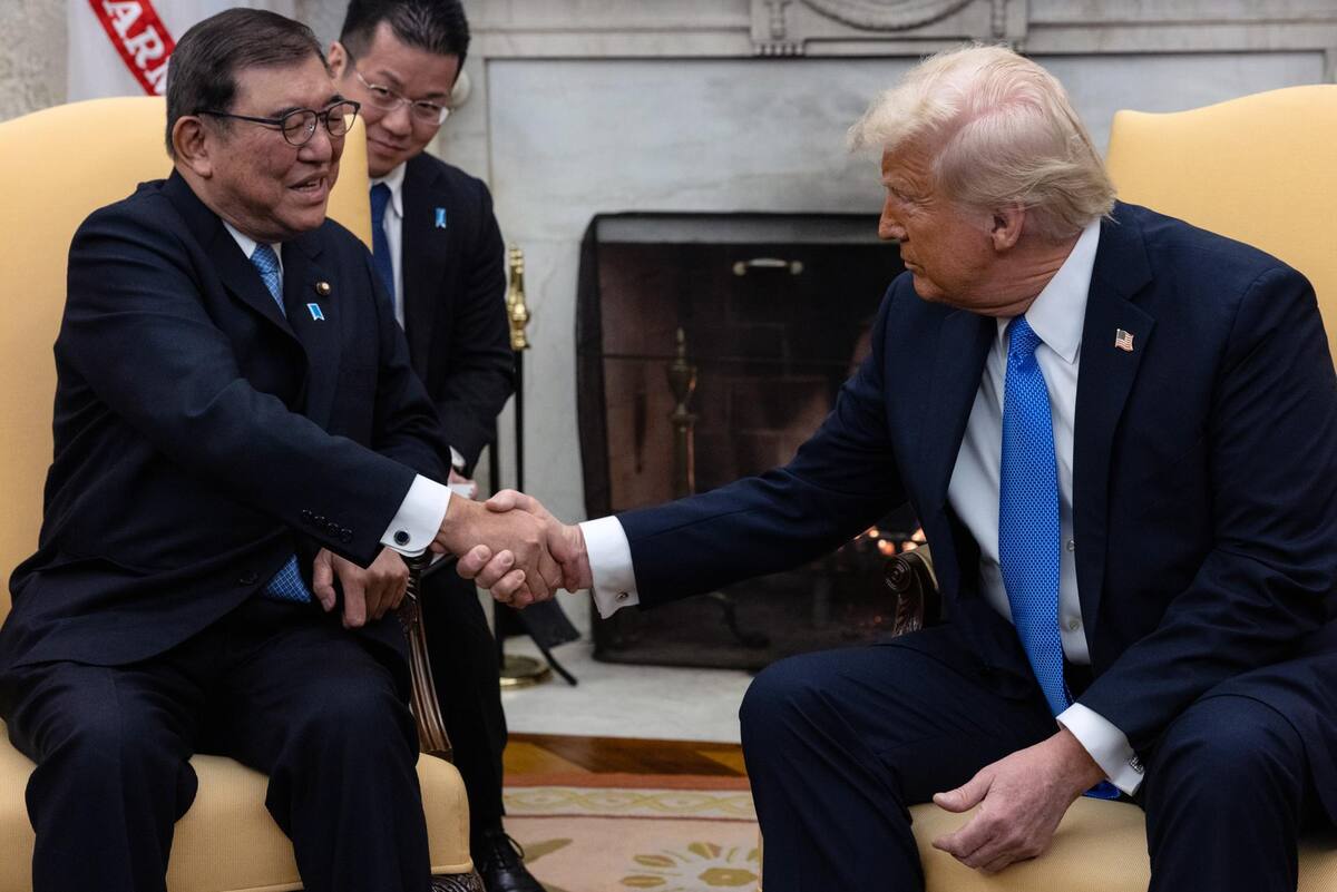 WASHINGTON (United States), 07/02/2025.- US President Donald Trump (R) meets with Japanese Prime Minister Shigeru Ishiba (L) in the Oval Office at the White House in Washington, DC, USA, 07 February 2025. (Japón) EFE/EPA/ANNA ROSE LAYDEN / POOL