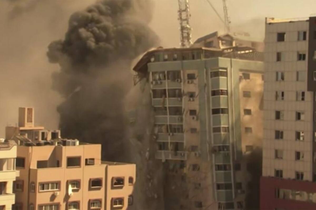 Bombardeo israelí en la Franja de Gaza derrumba edificio que albergaba medios informativos