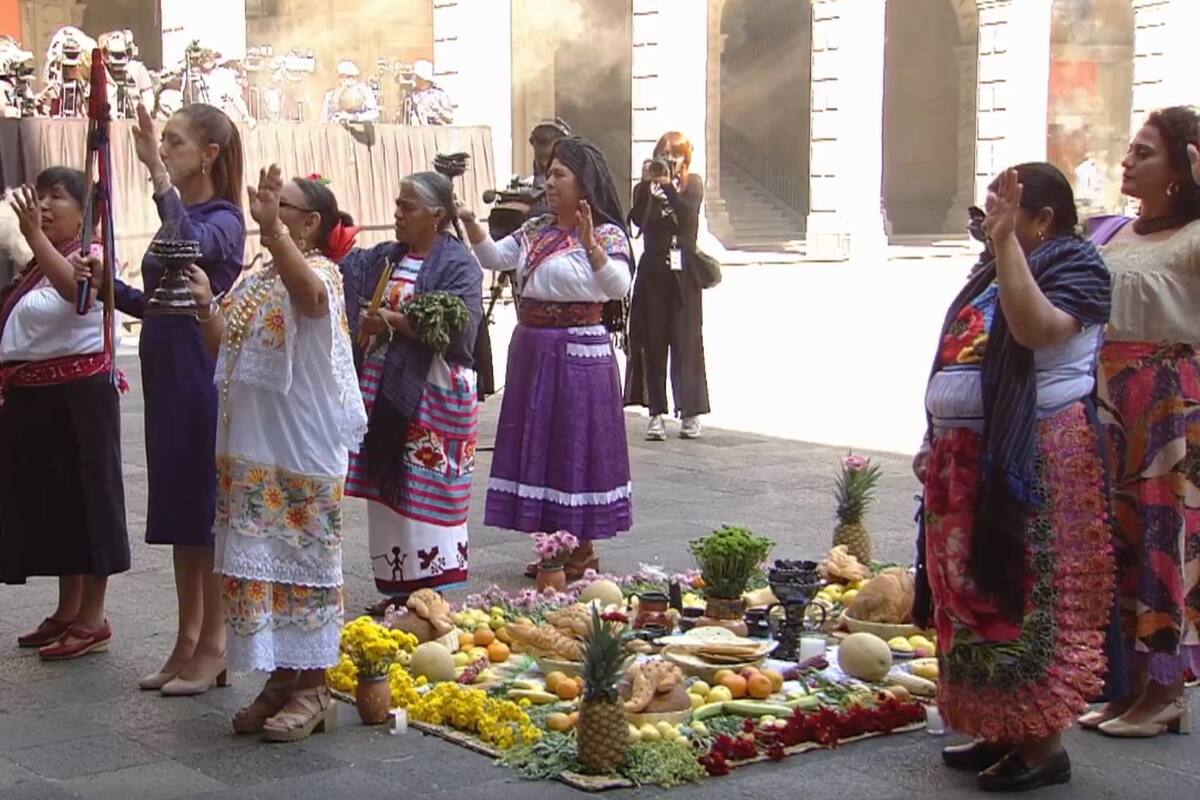 Sheinbaum recibe Bastón de Mando de manos de mujeres autoridades indígenas