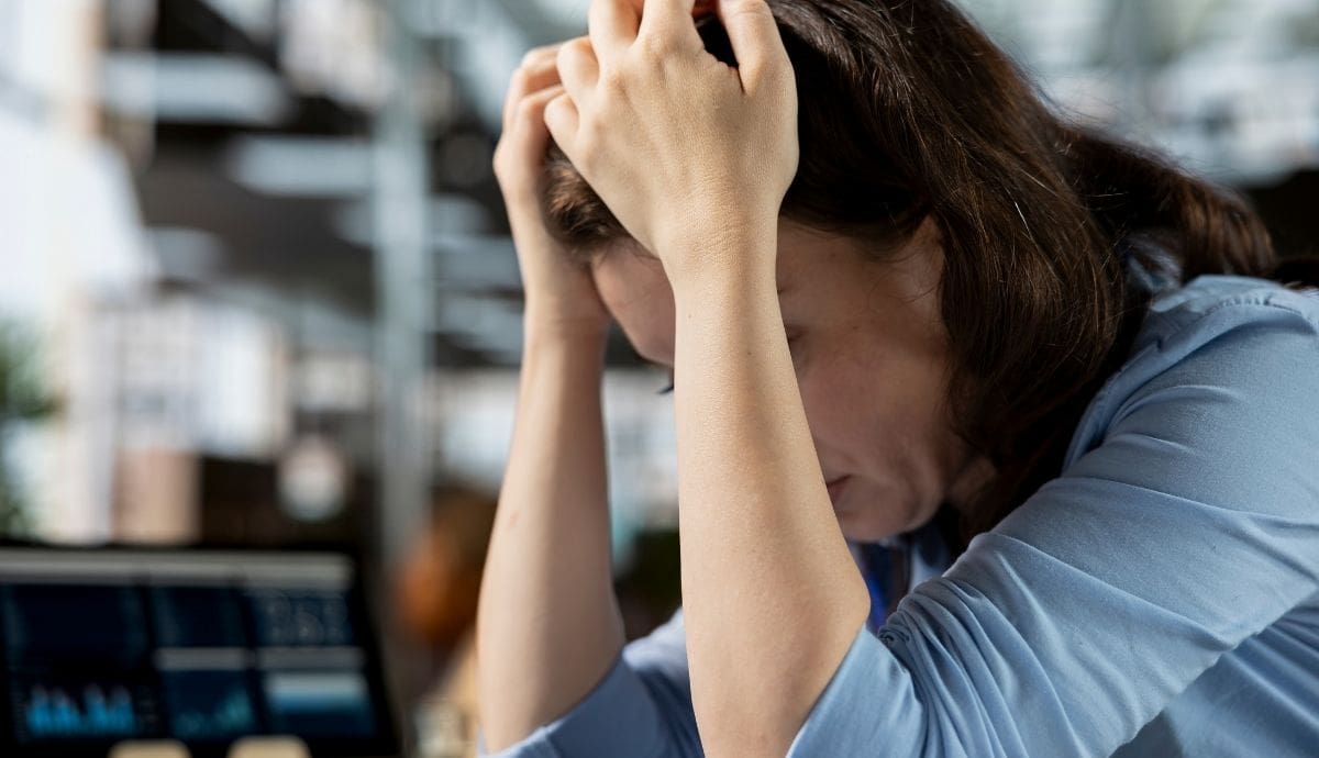 El estudio detalla que la transición del descanso al ritmo laboral convierte al lunes en la jornada más estresante, donde se registran picos de irritabilidad, mal humor e incrementos en incidentes de salud graves.| magnific