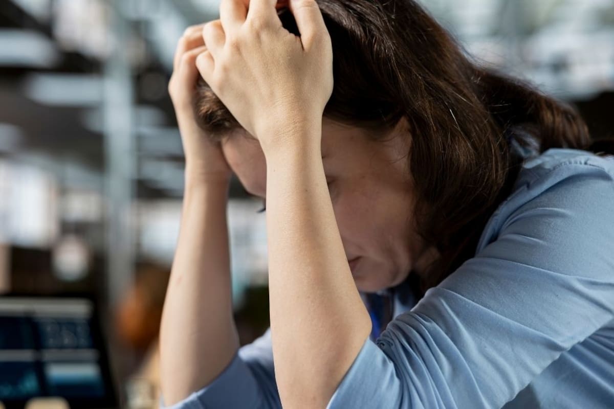 Inegi revela que siete de cada 10 personas que se suicidan en México tenían un empleo activo, siendo el sector de 30 a 44 años el más afectado por la presión laboral y financiera