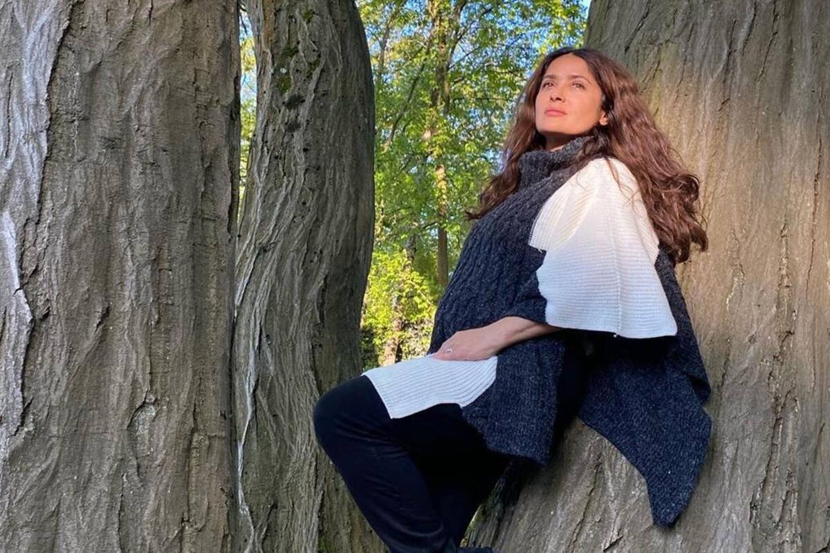 Salma Hayek le expresa todo su amor a un árbol por el Día de la Tierra