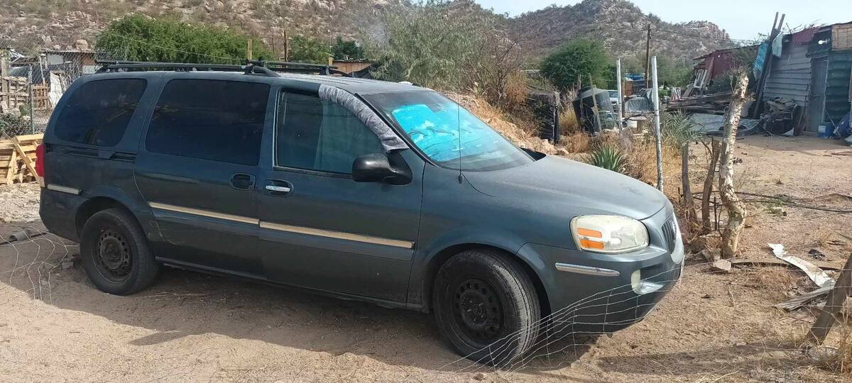 El auto donde vive Carolina y su familia en terreno de Misión del Sol. / Imagen por Misael Montaño.
