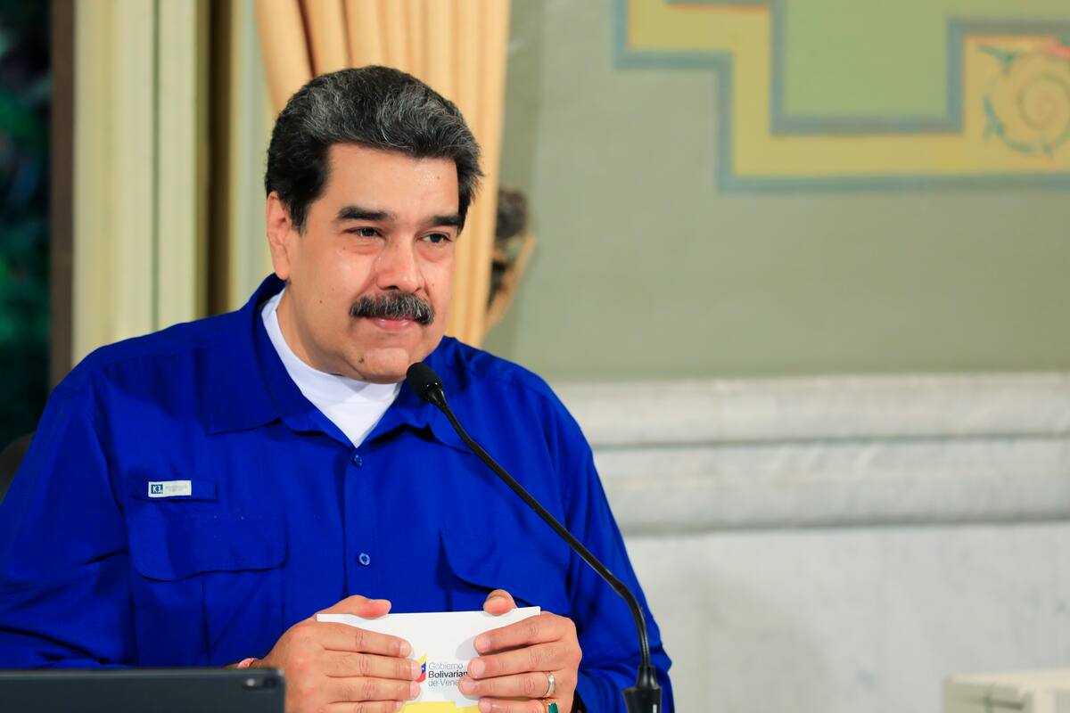 Fotografía cedida por prensa de Miraflores que muestra al presidente de Venezuela, Nicolás Maduro, mientras participa en una alocución hoy, en el Palacio de Miraflores, en Caracas (Venezuela). EFE/ Prensa De Miraflores