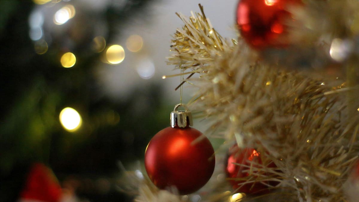 Qué significa poner esferas en el árbol de Navidad origen y por qué se colocan | Foto: canva