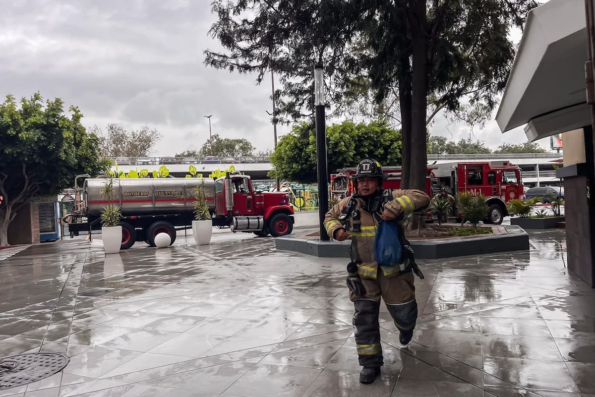 Bomberos acudió a Cinépolis de Plaza Río tras un cortocircuito en una máquina de palomitas. Foto: Border Zoom