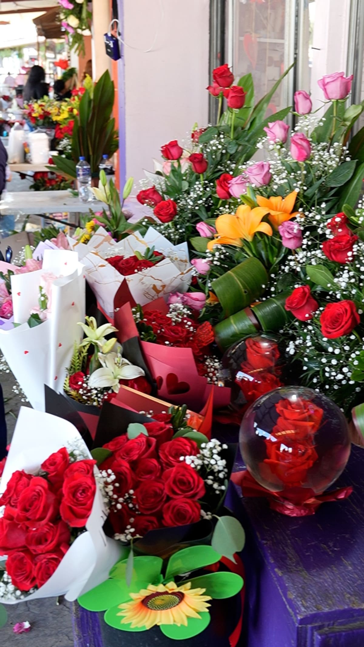 La Unión de Florerías de Mexicali señaló que la competencia informal ha impactado hasta en un 80% las ventas en vísperas del 14 de febrero. Foto: Arturo Ceceña