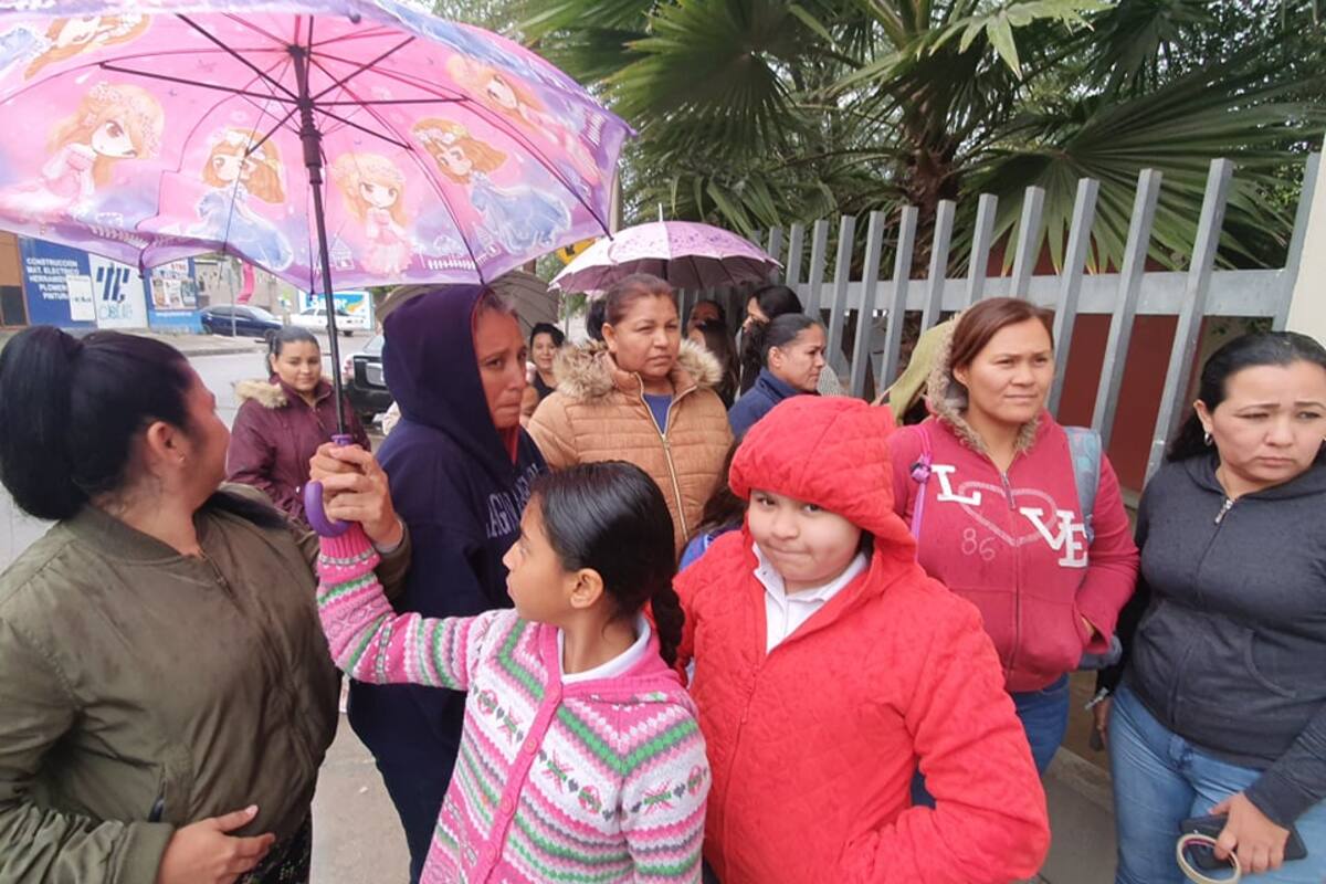 Padres de familia toman primaria por falta de maestros